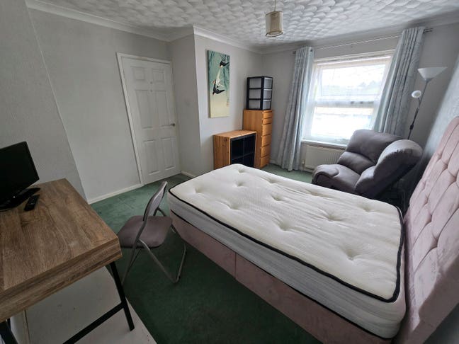 Double Room in Quiet, Friendly Home Main Photo