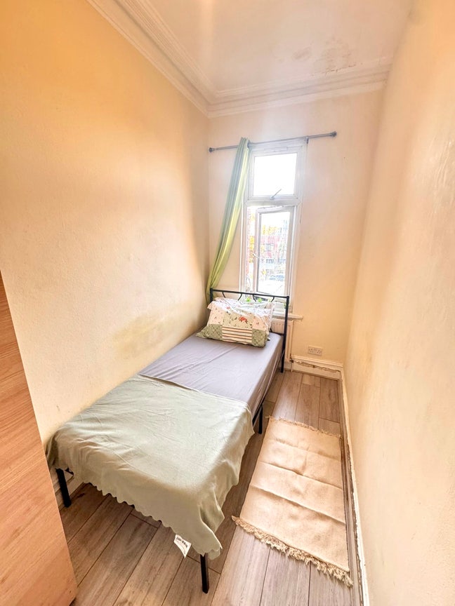 2 Room Next to Station+20 Minute to Central London Main Photo