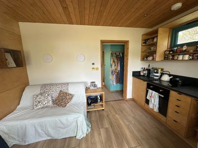 Lovely & luxurious 1 bed garden  chalet/cabin Main Photo