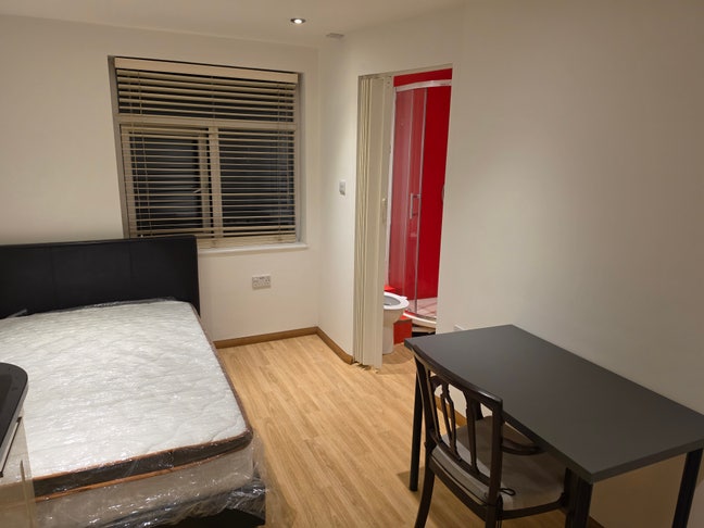Double ensuite room in Corby Main Photo