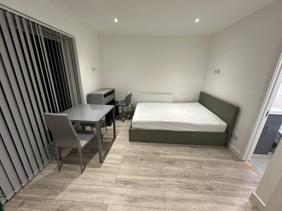 En-Suite Double Bedroom,Free Parking  Main Photo