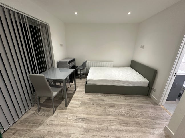 En-Suite Double Bedroom,Free Parking  Main Photo