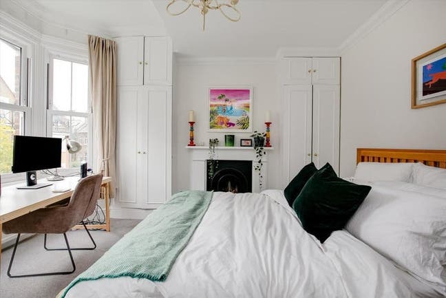 Beautiful Spacious Master Bedroom in Battersea Main Photo