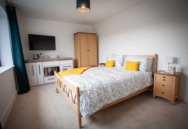 Newly completed double room with en-suite/kitchen  Main Photo