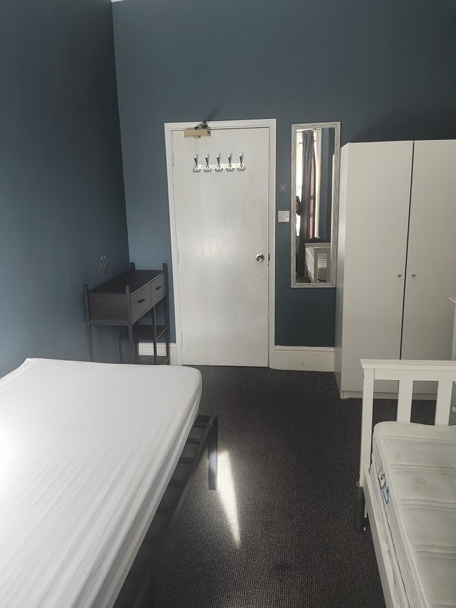 Furnished Single Room  Main Photo