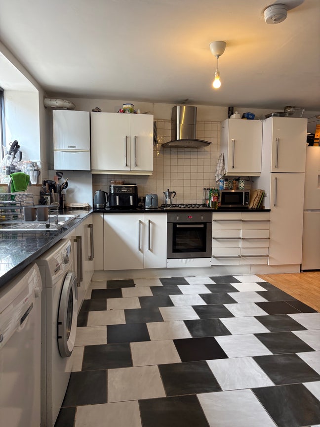 Double Room in detached house on Victoria Park Main Photo