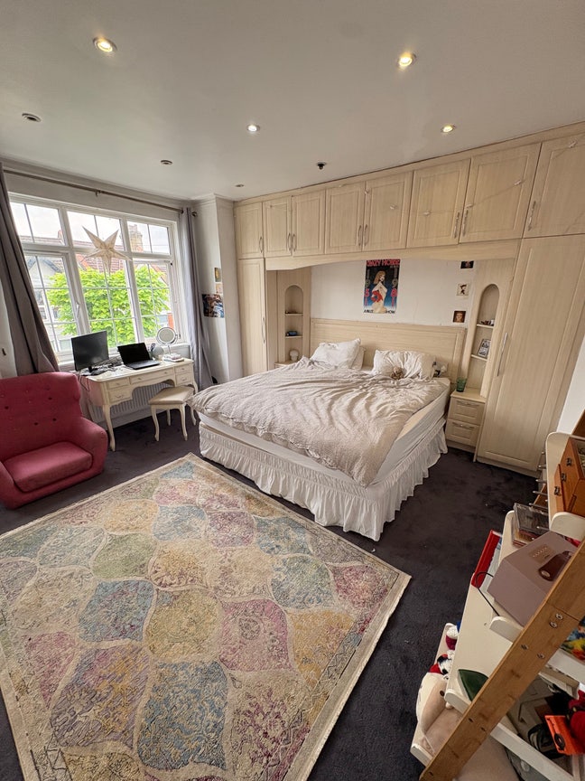 Spacious king sized double bedroom!  Main Photo