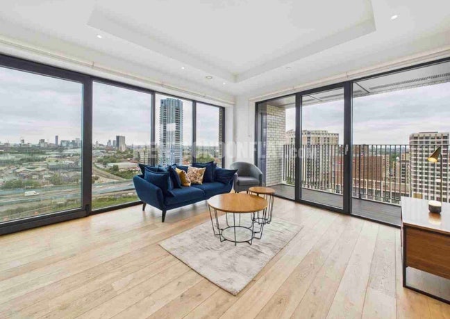 Double bedroom in canning town  Main Photo