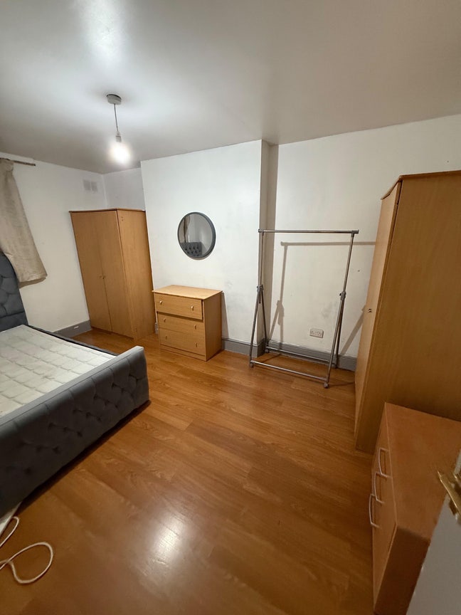 Modeley Fully Furnished 1 Bedroom Flat With Pkg Main Photo