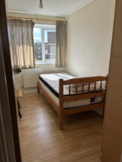 Bright Single Room 5 mins to Surbiton Stn Main Photo