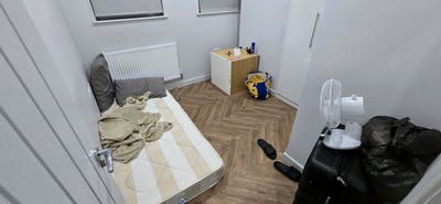 Medium single room off Town centre. Main Photo