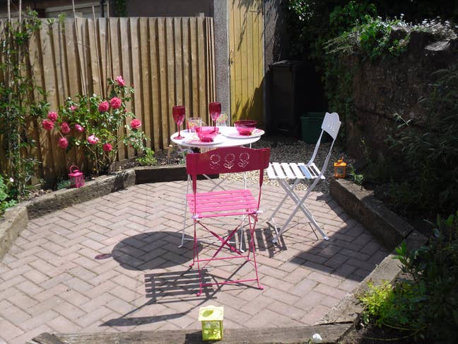 Beautiful 2 bedroom character cottage in sought af Main Photo