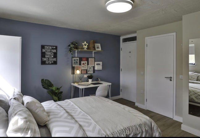 Platinum studio in Ladybarn House Main Photo