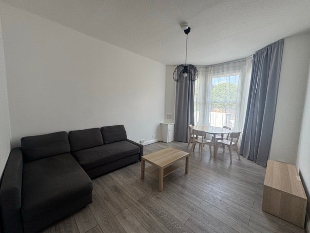 097T-West Kensington-Modern One Bedroom Flat Main Photo