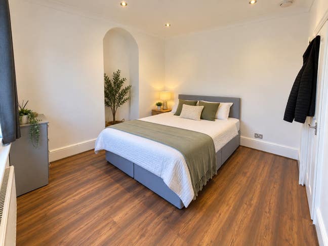 🏡Stunning 3 Bedrooms Available on Walm Lane NW2🔥 Main Photo