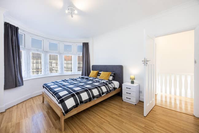 Lovely Rooms in Edmonton | Bills Inc. & Parking Main Photo