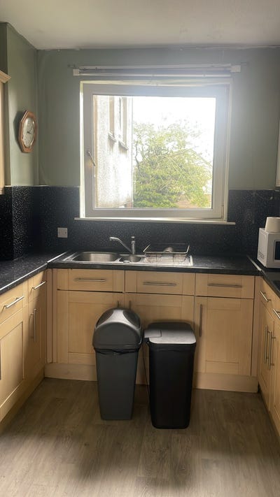 Single bed in a 4bed flat Main Photo