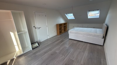 One loft nd one double room available  Main Photo