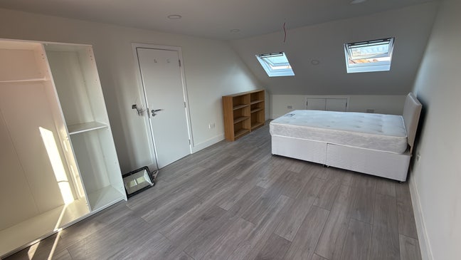 One loft nd one double room available  Main Photo
