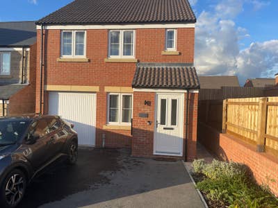 3 Bed Detached Furnished House, Kamper Close, NN17 Main Photo