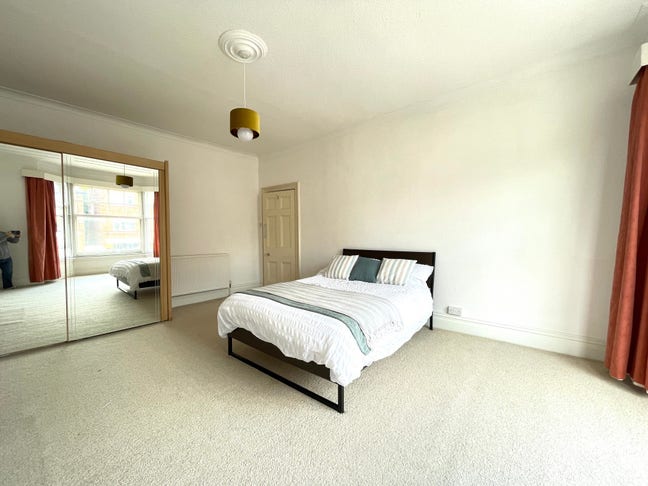 A large furnished double room in a friendly home  Main Photo