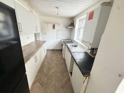 4 Bed House+Lounge@Plaistow Main Photo