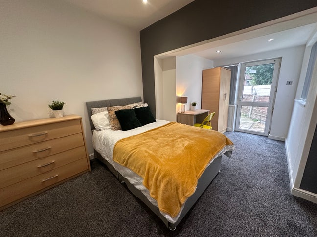 🏡 Double Rooms Available – 5 Bedroom House Share  Main Photo