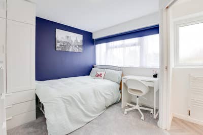 (5) Large Luxury Ensuite, in Refurbished House  Main Photo