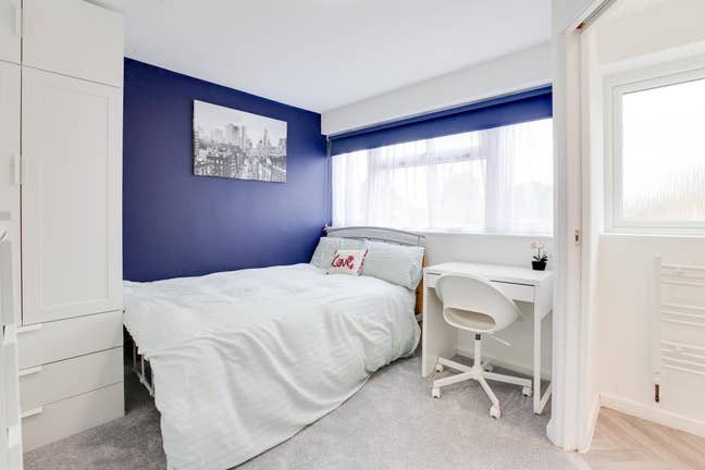 (5) Large Luxury Ensuite, in Refurbished House  Main Photo