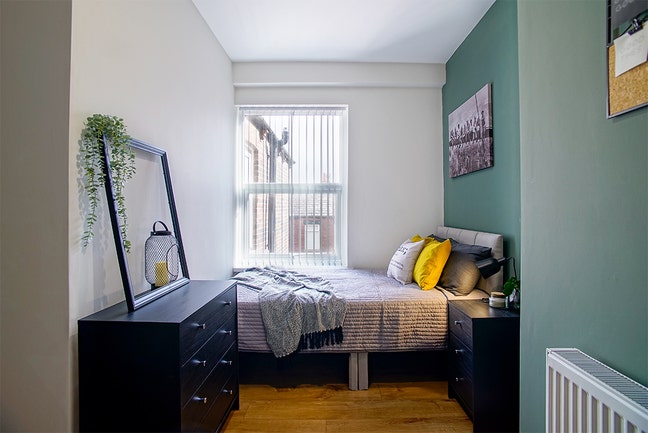 Spacious Bolton Ensuite | Parking 🚗  Main Photo