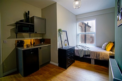 Spacious Bolton Ensuite | Parking 🚗  Main Photo