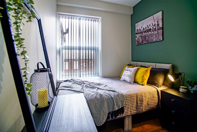 Spacious Bolton Ensuite | Parking 🚗  Main Photo