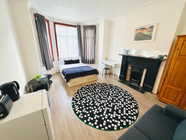 ✨🛏️ Double Room Available to Let in - Hendon Main Photo