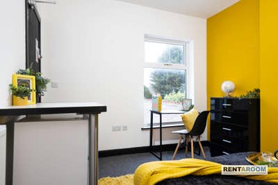 Off-Suite Double Room, Manor Court Road Main Photo