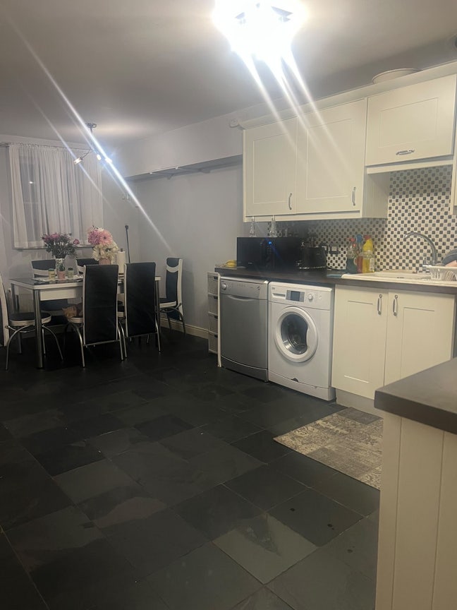 Room in enfield  Main Photo