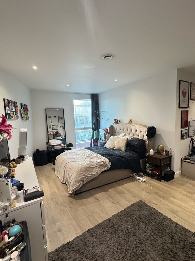 1 large double bedroom with ensuite available  Main Photo