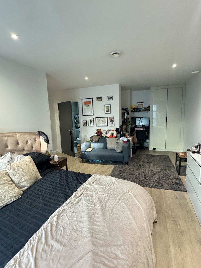 1 large double bedroom with ensuite available  Main Photo