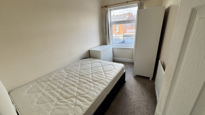 Single Room in WF10 Main Photo