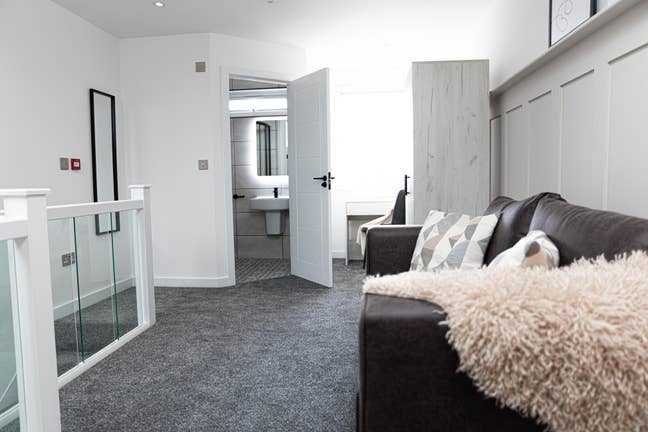 1X Large Ensuite Rooms Avail- Newly Renovated 📍  Main Photo