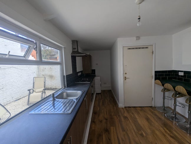 Large Bright Room Next to City Centre Main Photo