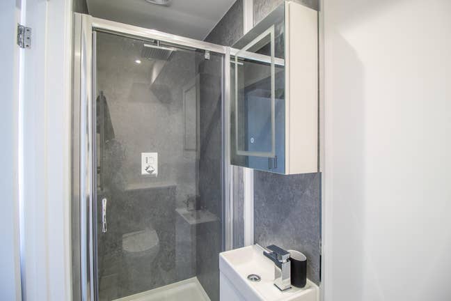 Double En-Suite Room,parking,ultra wifi,bills inc Main Photo