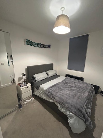 Master Bedroom w en-suite in Shepherds Bush Main Photo