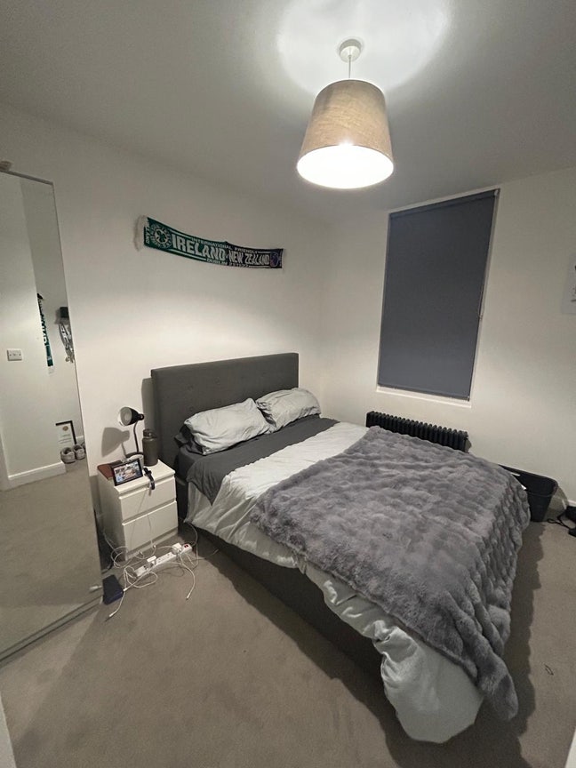 Master Bedroom w en-suite in Shepherds Bush Main Photo