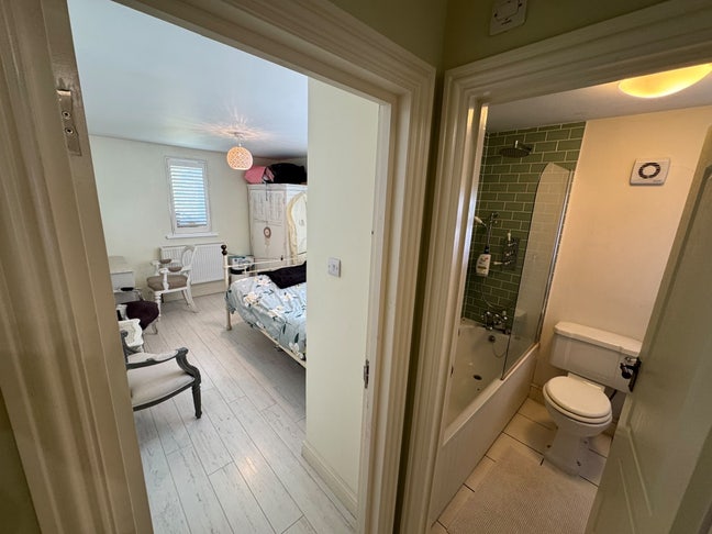 Double Room in a family home (Weekdays) Main Photo