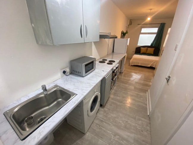 🏡 ✨ Studio Flat to Let in Neasden Main Photo