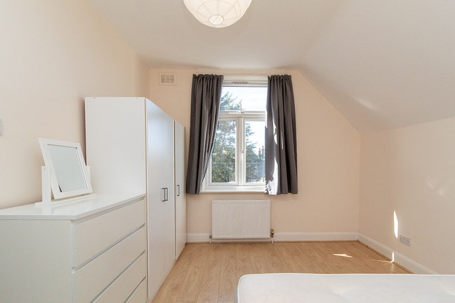 Large 2 Bedroom Flat in Willesden Green, NW2 Main Photo