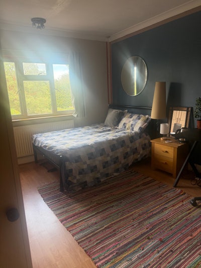 Bright quiet furnished  double bedroom / shower  Main Photo