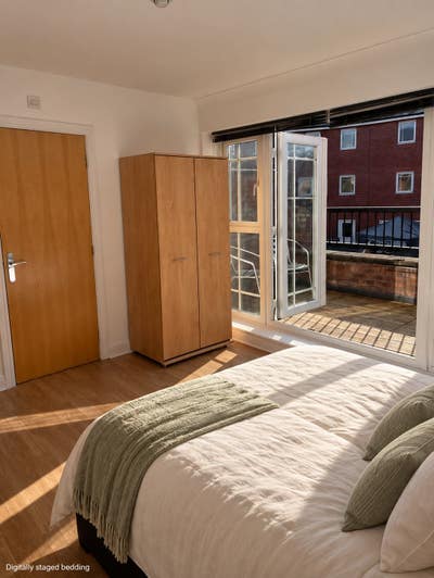 Large En Suite Balcony Room - All Bills Included  Main Photo