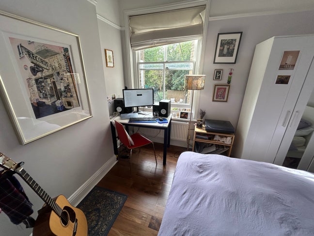 Beautiful, light double room in all-female home Main Photo