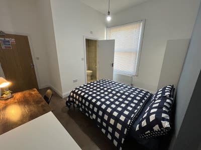 Spacious Ensuite Double Room Main Photo